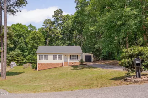 416 Creekbluffs Dr, Fuquay Varina, NC 27526