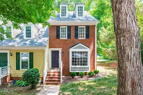 143 Hedgerow Ct, Cary, NC 27513