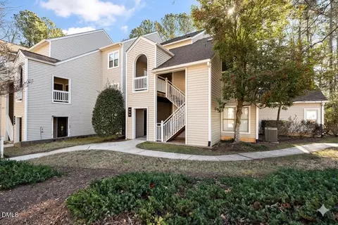 6011 Winterpointe Ln, Raleigh, NC 27606