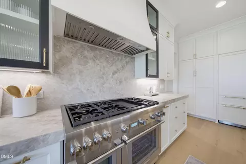 Kitchen - 413 Pinecroft Dr, Raleigh, NC 27609 photo 5 of 7