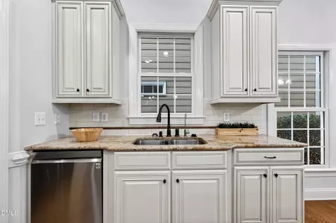Kitchen - 2837 Cameron Pond Dr, Cary, NC 27519 photo 5 of 8