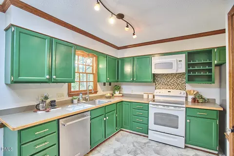 Kitchen - 10 Cedar Bluff Ct, Durham, NC 27704 photo 3 of 7