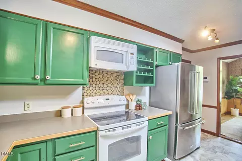 Kitchen - 10 Cedar Bluff Ct, Durham, NC 27704 photo 4 of 7