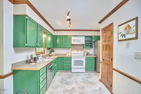 Kitchen - 10 Cedar Bluff Ct, Durham, NC 27704 photo 2 of 7