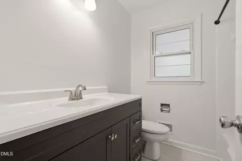 Bath - 3919 Brixton Ln, Durham, NC 27707 photo 2 of 3