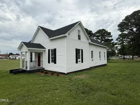 305 E Harnett St, Benson, NC 27504 photo 2