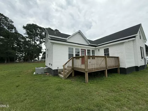305 E Harnett St, Benson, NC 27504 photo 3