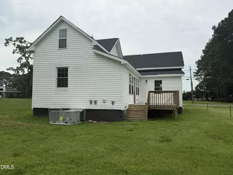 305 E Harnett St, Benson, NC 27504 photo 4