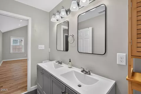 Bath - 1507 Robinhood Rd, Durham, NC 27701 photo 3 of 3