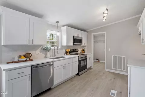 109 Loy Ct, Fuquay Varina, NC 27526