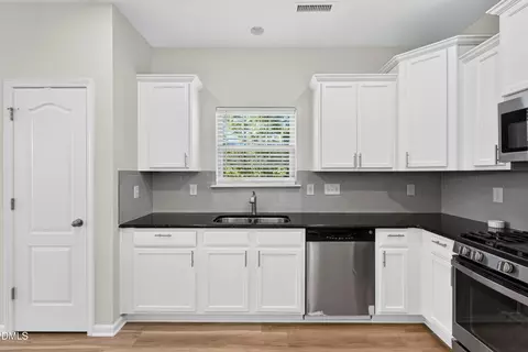 Kitchen - 432 Windy Peak Loop, Cary, NC 27519 photo 2 of 4