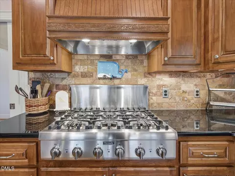 Kitchen - 714 Chestnut Dr, Smithfield, NC 27577 photo 5 of 7