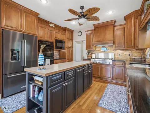 Kitchen - 714 Chestnut Dr, Smithfield, NC 27577 photo 3 of 7