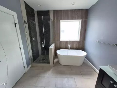 Bath - 603 Lee St, Durham, NC 27701 photo 5 of 6