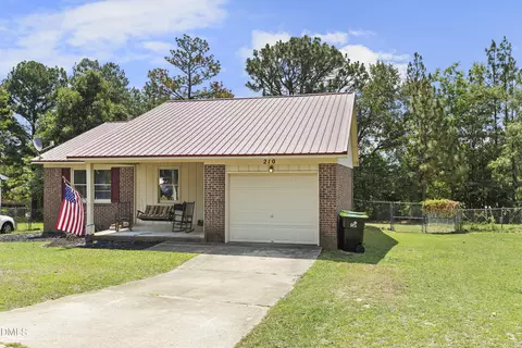 210 Eppingdale Dr, Spring Lake, NC 28390