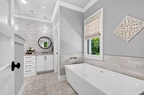 Bath - 1433 Nottingham Rd, Raleigh, NC 27607 photo 4 of 10