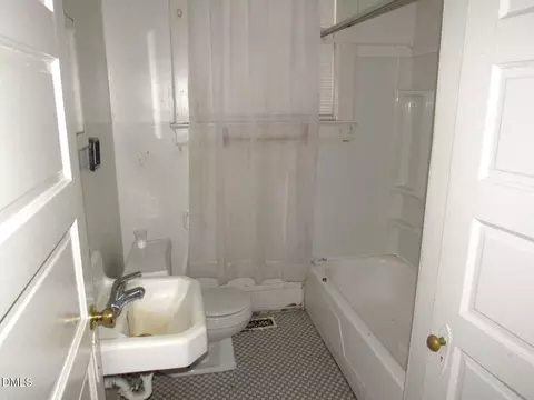 Bath - 804 Lancaster St, Durham, NC 27701 photo 2 of 4