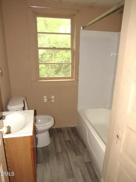 Bath - 804 Lancaster St, Durham, NC 27701 photo 4 of 4