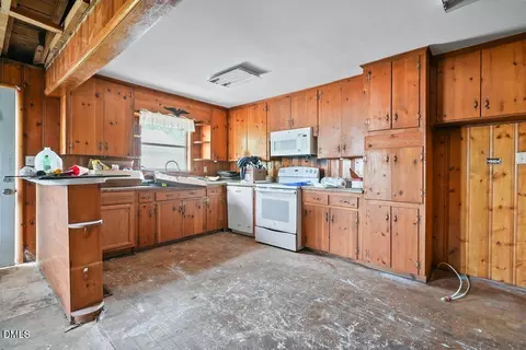 208 E C St, Erwin, NC 28339 photo 8