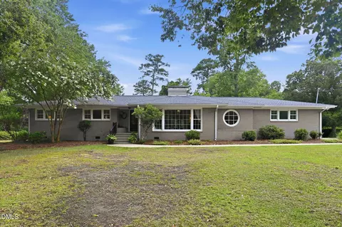 406 Country Club Dr, Jacksonville, NC 28546