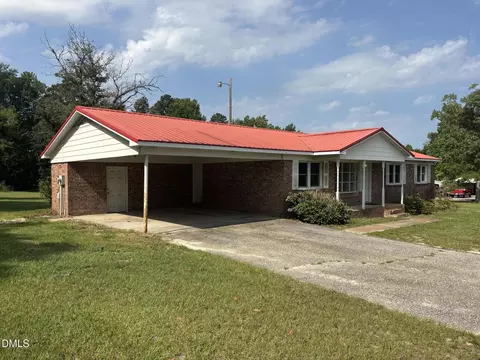 7863 Overhills Rd, Spring Lake, NC 28390