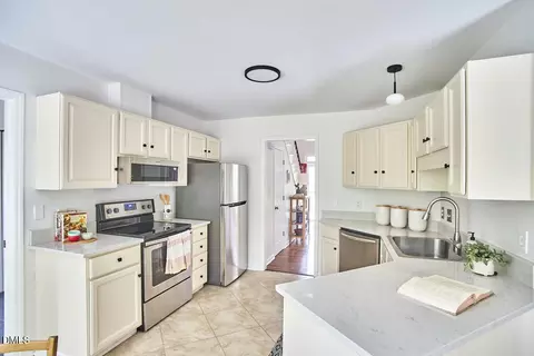 Kitchen - 2 Creeks Edge Ct, Durham, NC 27713 photo 3 of 4