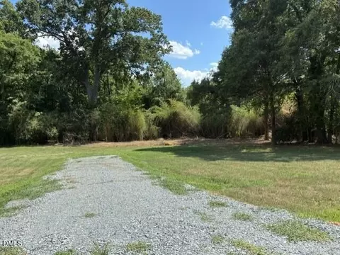 211 Colonial Ave, Goldston, NC 27252