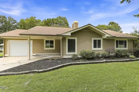 102 Oaklake Ct, Fuquay Varina, NC 27526