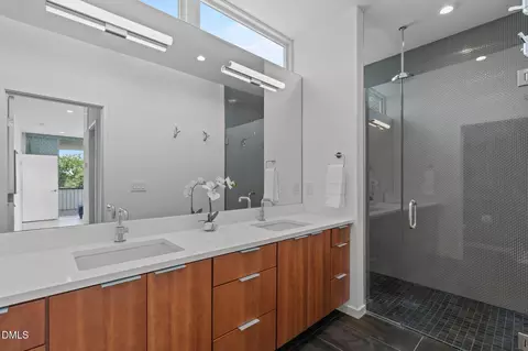 Bath - 808 Glendale Ave, Durham, NC 27701 photo 4 of 5
