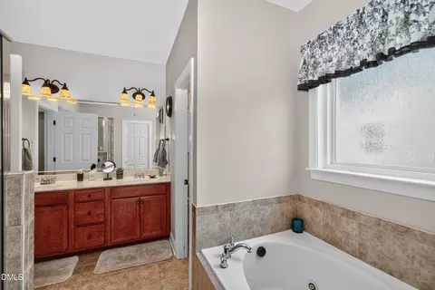 Bath - 62 Meredith Ct, Garner, NC 27529 photo 3 of 6