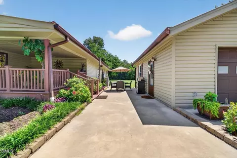 Exterior - 1070 8th St, Virgilina, VA 24598 photo 6 of 15