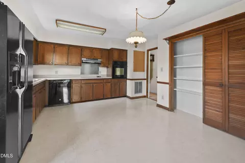 3307 Roundtree Ct, Raleigh, NC 27607 photo 7