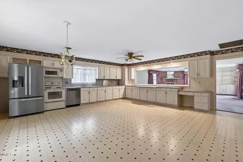 Kitchen - 114 Castle Cir, Smithfield, NC 27577 photo 3 of 5