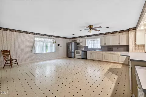 Kitchen - 114 Castle Cir, Smithfield, NC 27577 photo 4 of 5