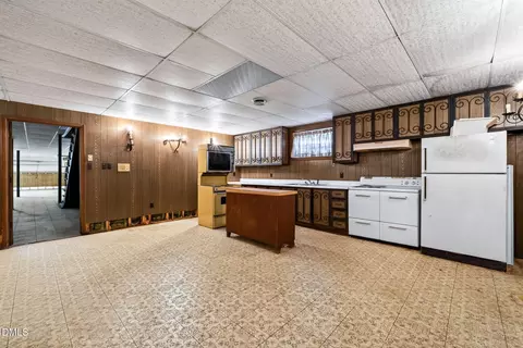 Kitchen - 114 Castle Cir, Smithfield, NC 27577 photo 5 of 5