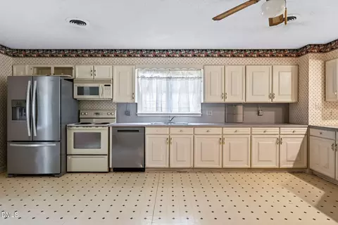 Kitchen - 114 Castle Cir, Smithfield, NC 27577 photo 1 of 5