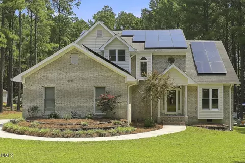 389 Dewar St, Fuquay Varina, NC 27526
