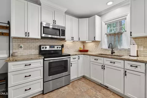 Kitchen - 956 E Durness Ct, Wake Forest, NC 27587 photo 4 of 7