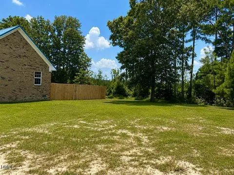 390 Comanche Dr, Erwin, NC 28339 photo 3