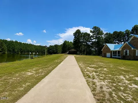 390 Comanche Dr, Erwin, NC 28339 photo 2