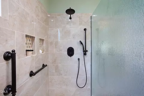Bath - 1000 E Oak Dr, Durham, NC 27705 photo 3 of 7