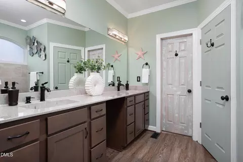 Bath - 1000 E Oak Dr, Durham, NC 27705 photo 2 of 7