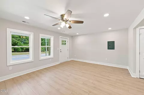 Living - 522 Buffalo Rd, Smithfield, NC 27577 photo 4 of 5