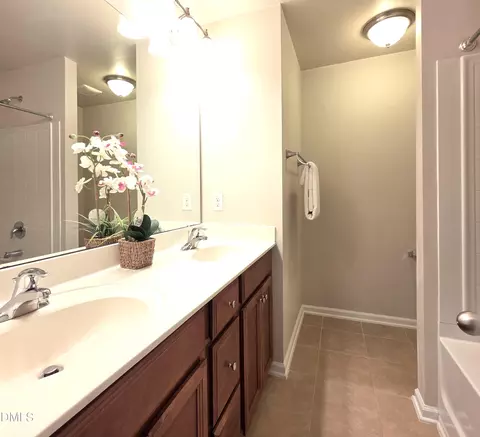 Bath - 18 Pocono Dr, Durham, NC 27705 photo 4 of 5