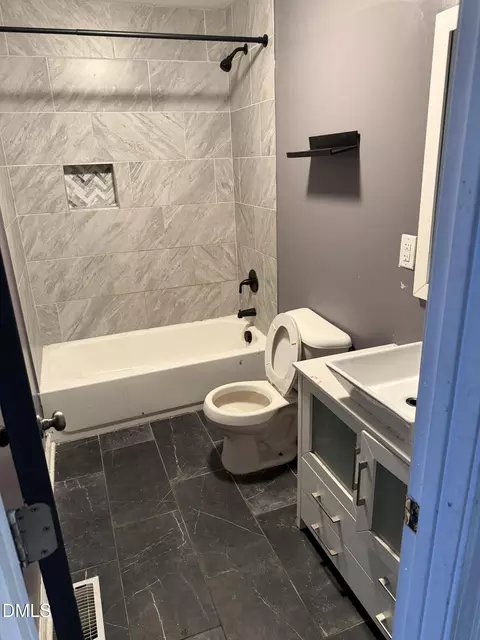 Bath - 519 Barton St, Durham, NC 27707 photo 1 of 3