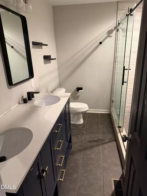 Bath - 519 Barton St, Durham, NC 27707 photo 2 of 3
