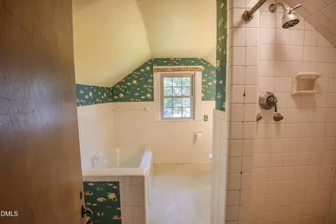 Bath - 1605 Longview Ave, Tarboro, NC 27886 photo 2 of 5
