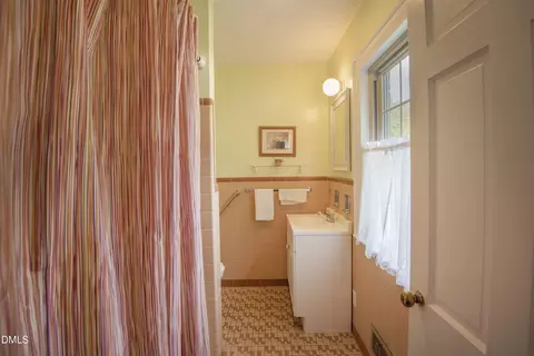 Bath - 1605 Longview Ave, Tarboro, NC 27886 photo 4 of 5
