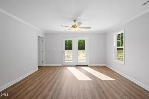 Living - 314 E Howard St, Roseboro, NC 28382 photo 4 of 5