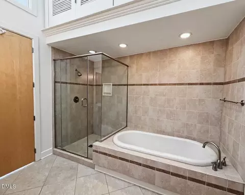 Bath - 2608 Erwin Rd #412, Durham, NC 27705 photo 2 of 4